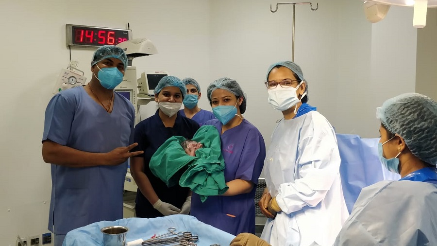 Cloudnine team (From right – Dr. Pallavi Vasal, Dr. Shreyasi Sharma & Dr. Manish Balde) with the baby after successful delivery